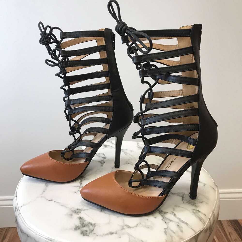 ‼️ Two tone strappy point toe heel booties black